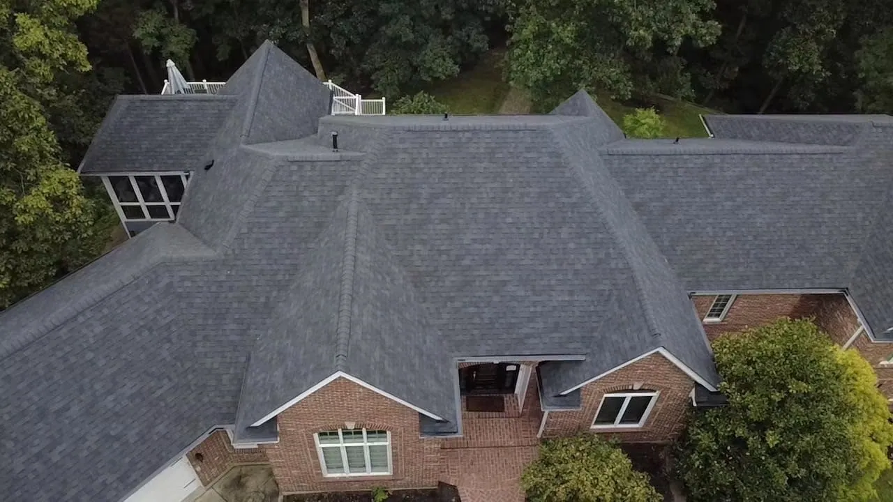 Finished shingle roof on a brick ranch home